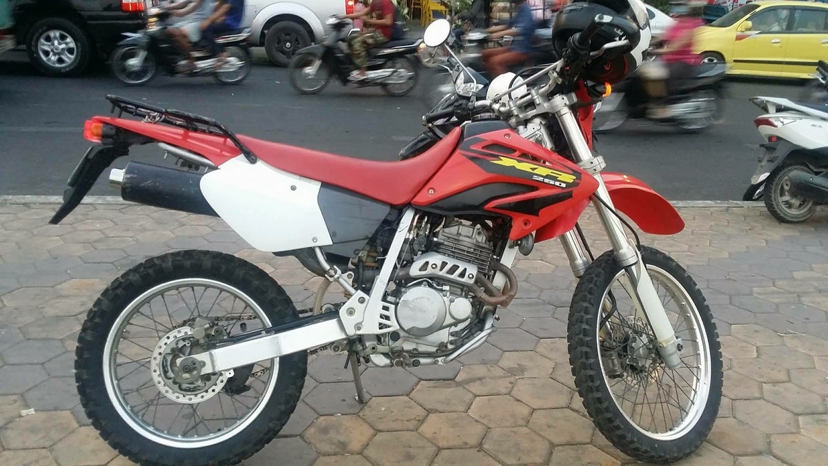 New XR250 owner in Asia, what model is this? Weird exhaust? And 